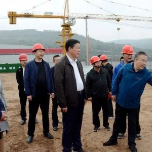 市長王軍調(diào)研公司新廠區(qū)搬遷建設(shè)和開發(fā)區(qū)有關(guān)項目建設(shè)工作